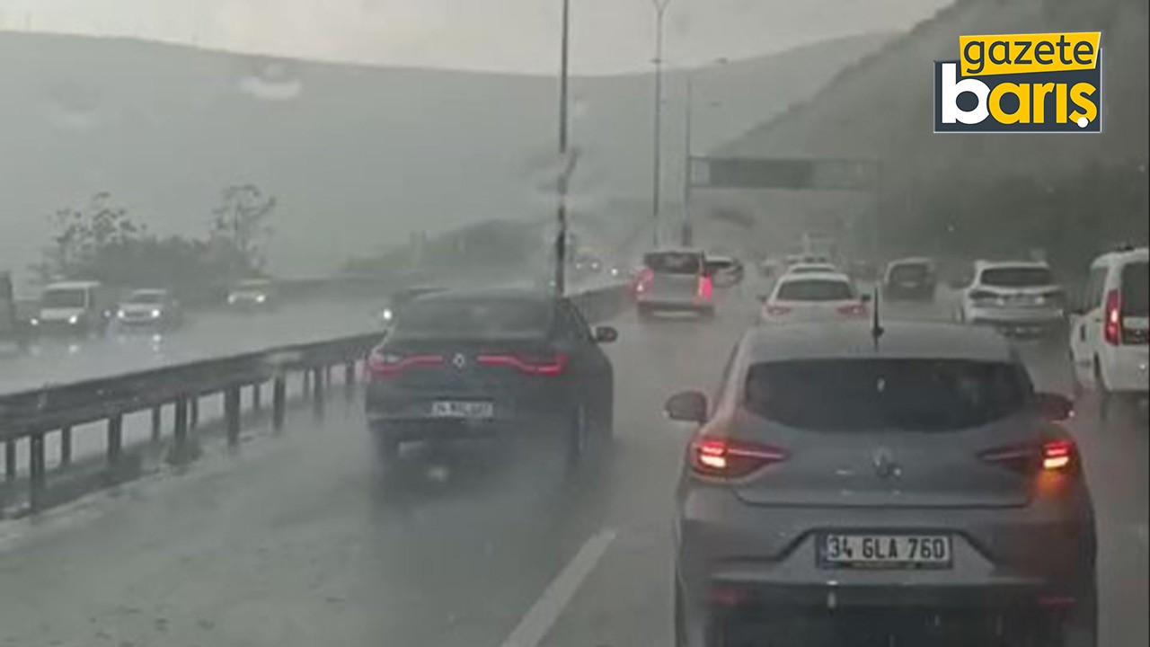 Kocaeli'de aniden bastıran dolu sürücülere zor anlar yaşattı