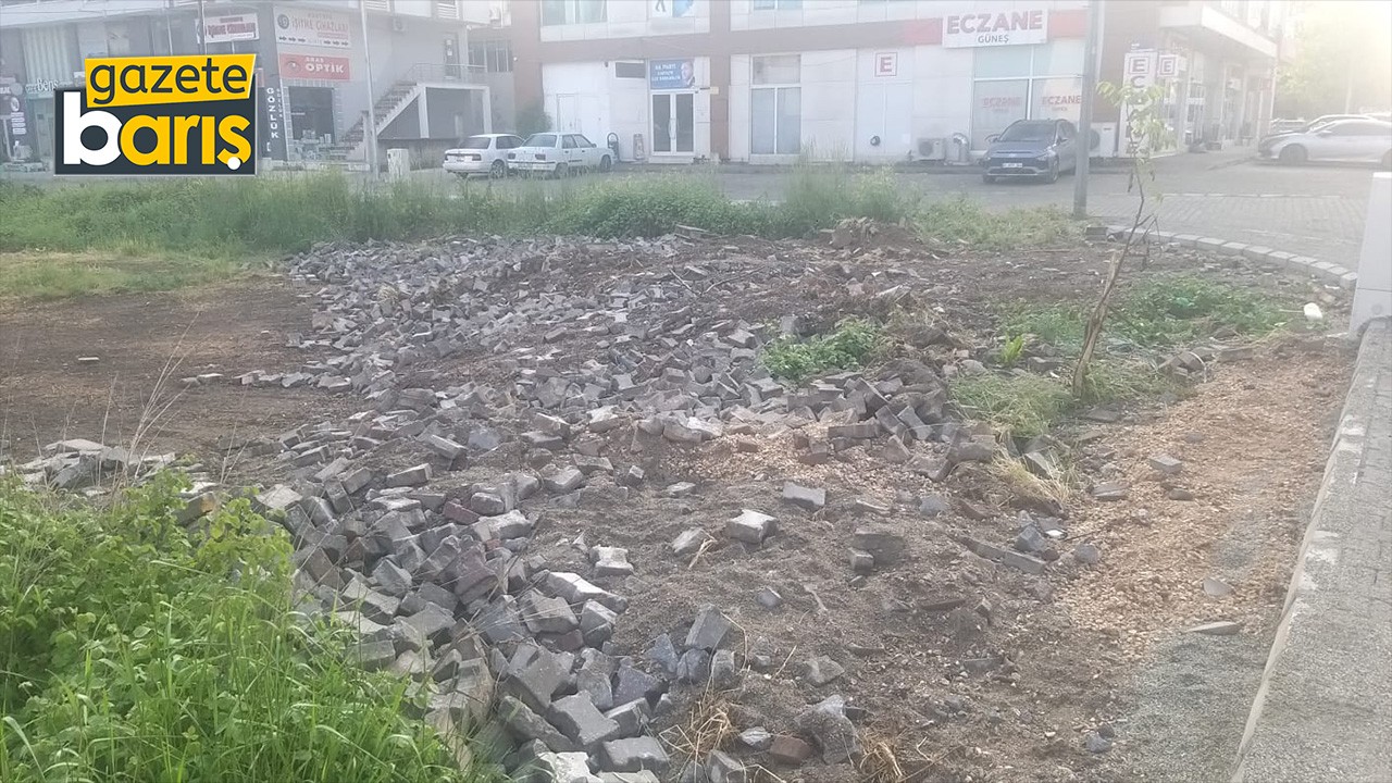 Kartepe'de göz göre göre israf: Parke taşları çöp oldu!