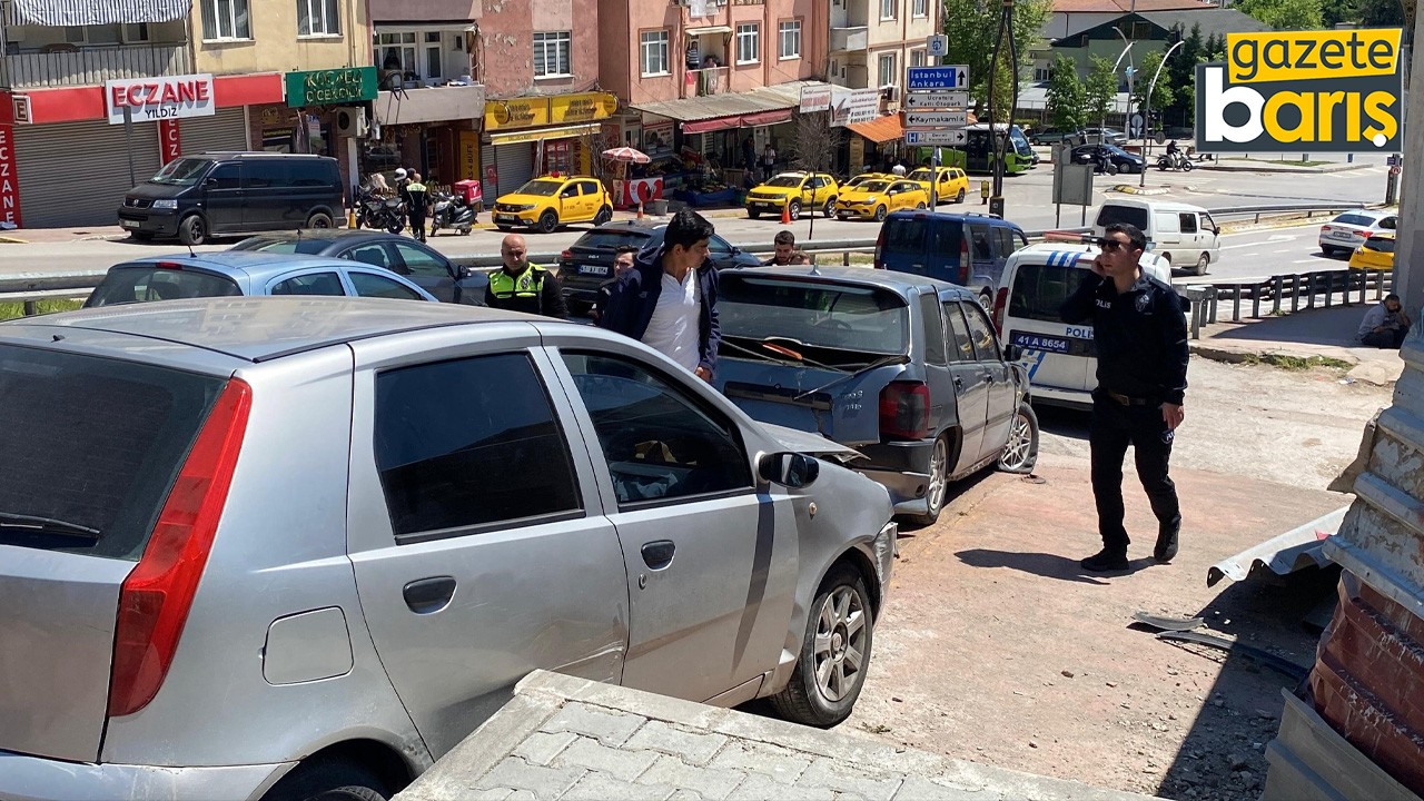 Santral rampasında freni boşalan otomobil araçların arasında daldı: Yaralılar var