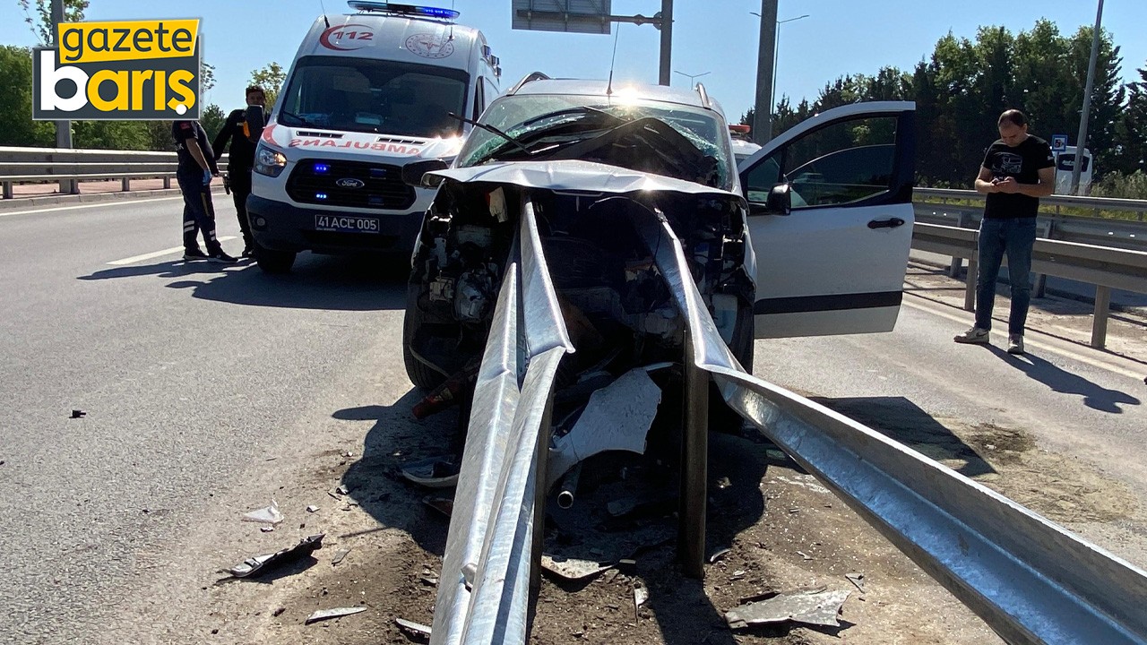 Hafif ticari araç bariyere saplandı