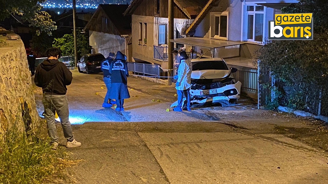 Kurşun yağmuruna tutulan otomobil kaza yaptı