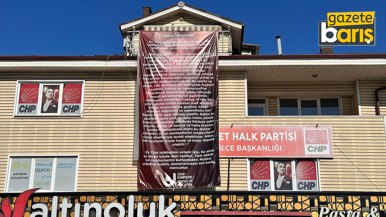 CHP’li gençlerden ilçe binasına gençliğe hitabe pankartı