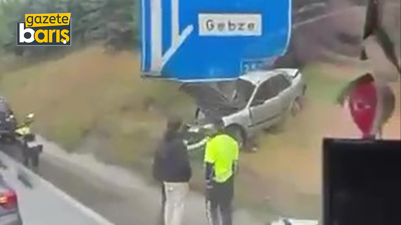 Kocaeli'de otomobil trafik levhasına çarptı!