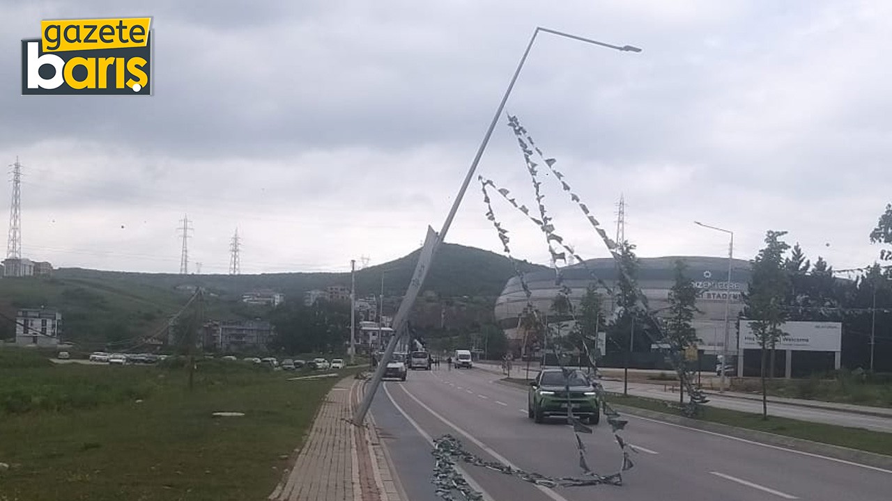 Kocaeli’de sürücüler devrilmek üzere olan direğin altından geçti