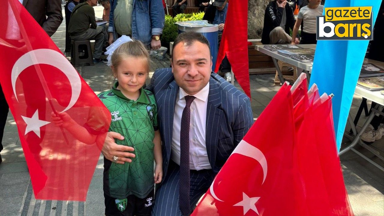Ülkücüler, Yürüyüş Yolunda bayrak dağıttı