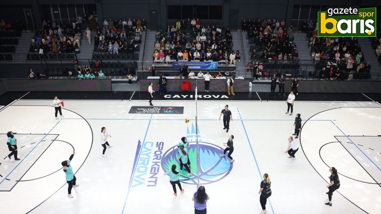 Eğitim gören kadın kursiyerler, voleybol maçında