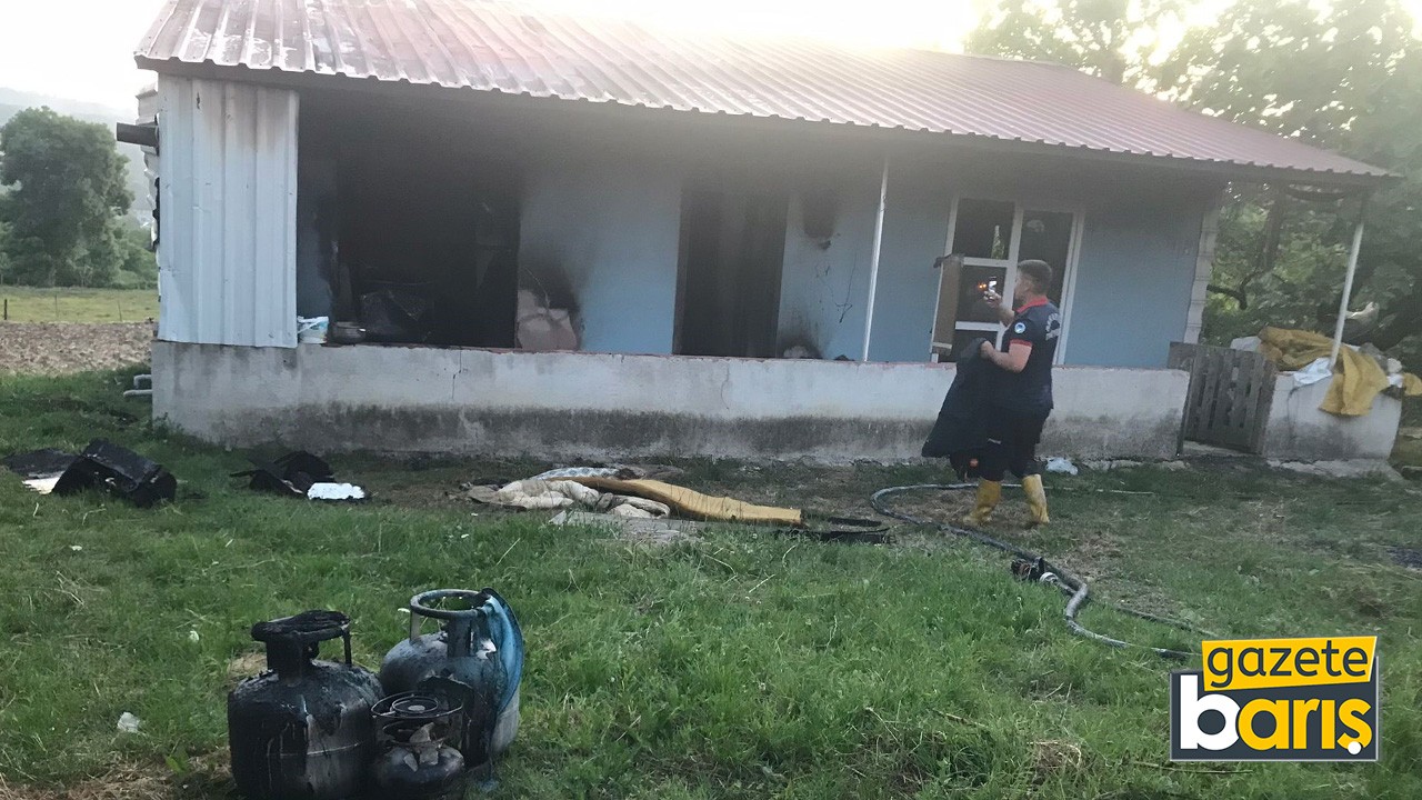 Sevgilisiyle kaldığı evi yaktı, kaçarken kaza yaptı
