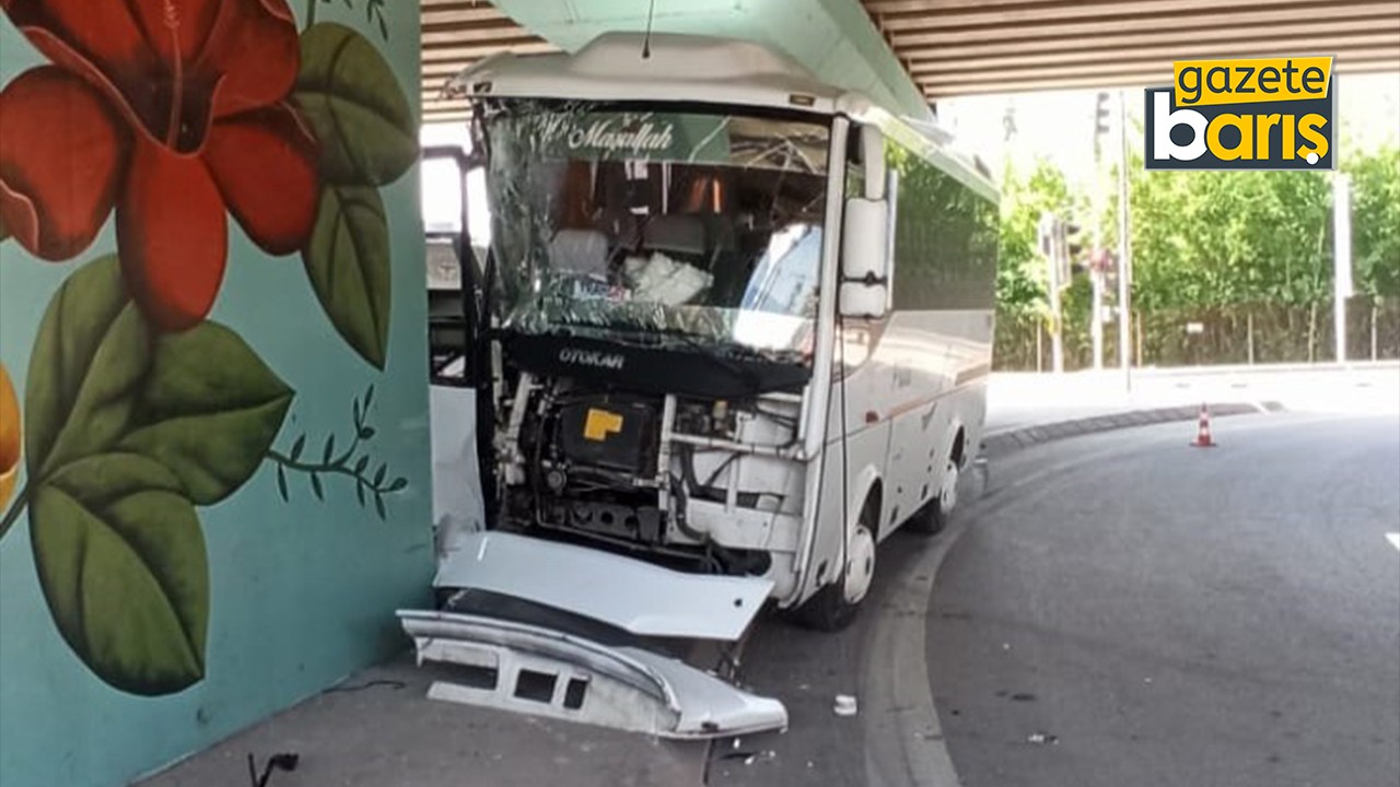 İzmit’te servis aracı köprü ayağına çarptı!