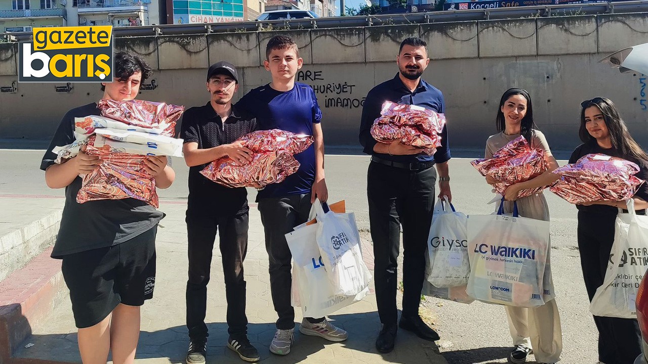 CHP’li gençlerden çocuklara bayramlık