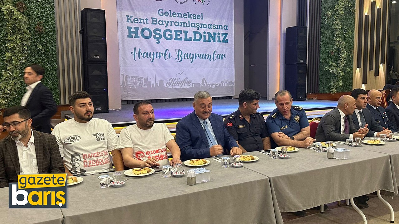 CHP’lilerden kent bayramlaşmasına İmamoğlu tişörtlü çıkarma