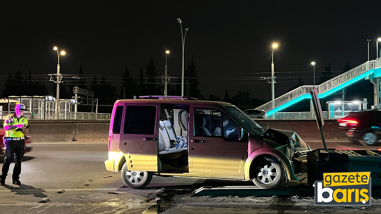 Kocaeli’de araç bariyerlere çarptı