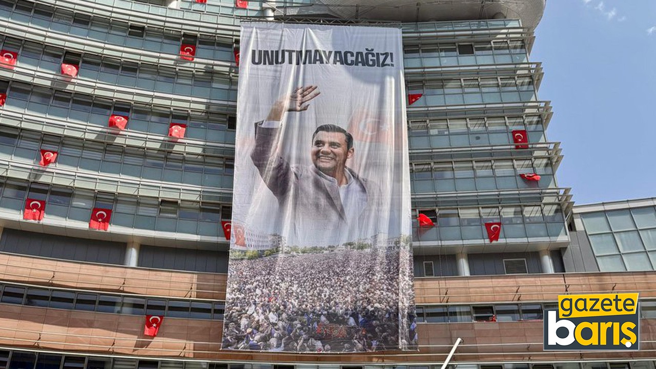 CHP Genel Merkezi'ne Ferdi Zeyrek pankartı