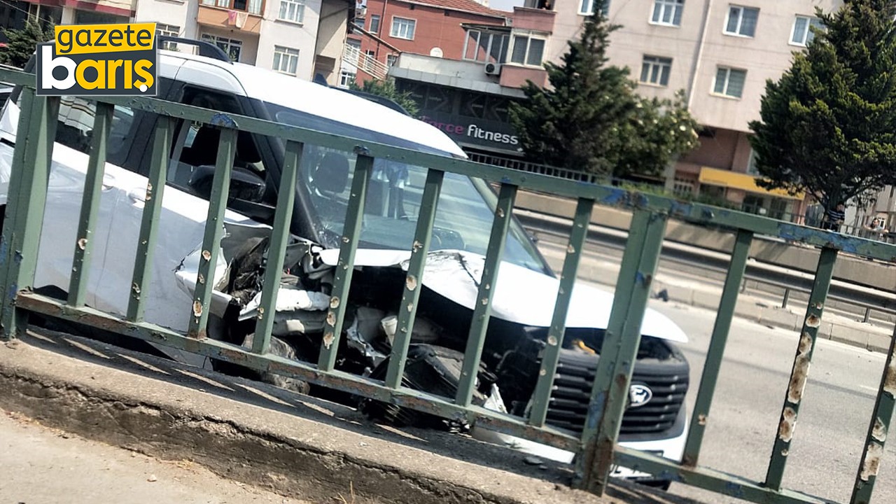 Kocaeli'de otomobil bariyerlere saplandı!