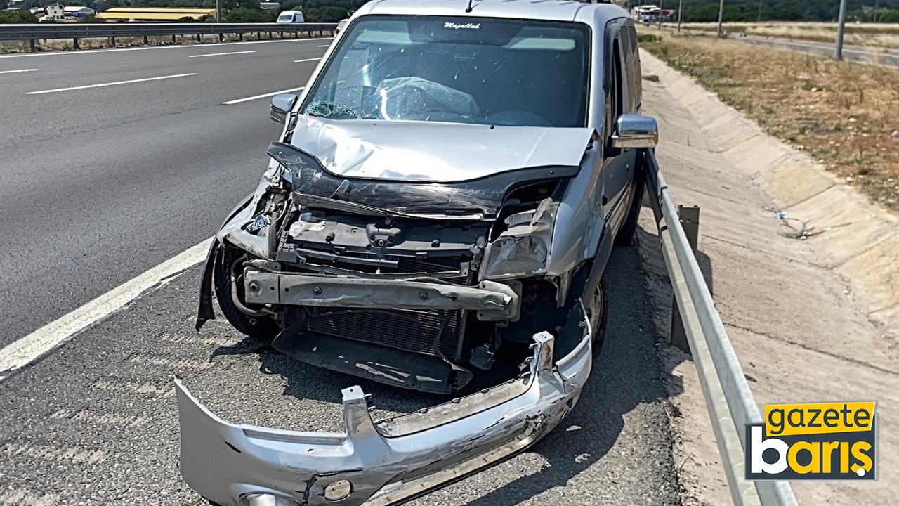 Kocaeli’de araç bariyerlere çarptı: Yaralılar var