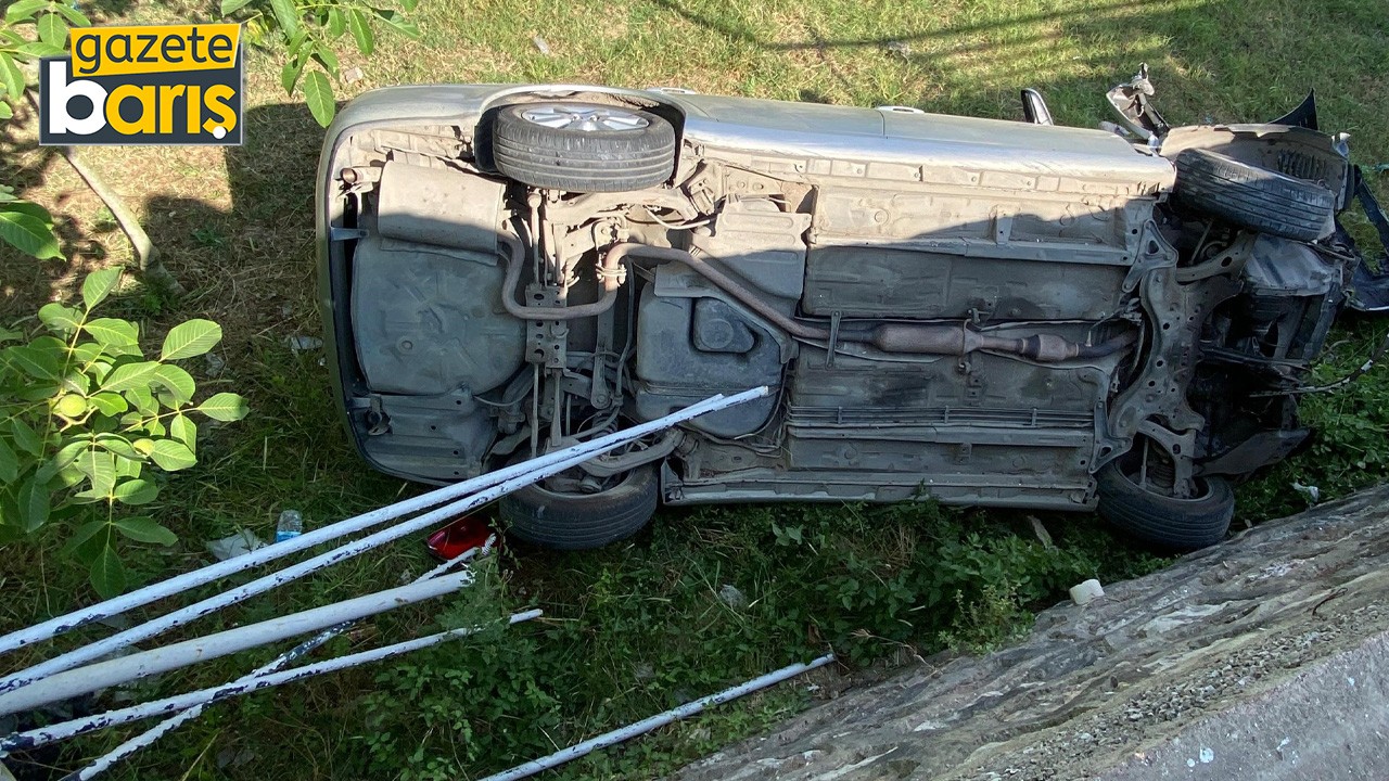 İzmit’te otomobiliyle 2 metre yükseklikten düştü
