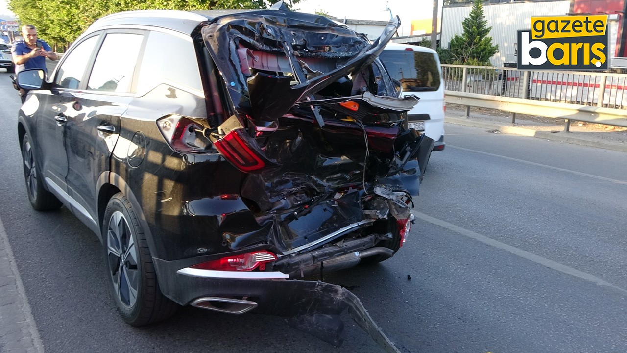 Kocaeli’de yeni aldığı araca kamyon çarptı