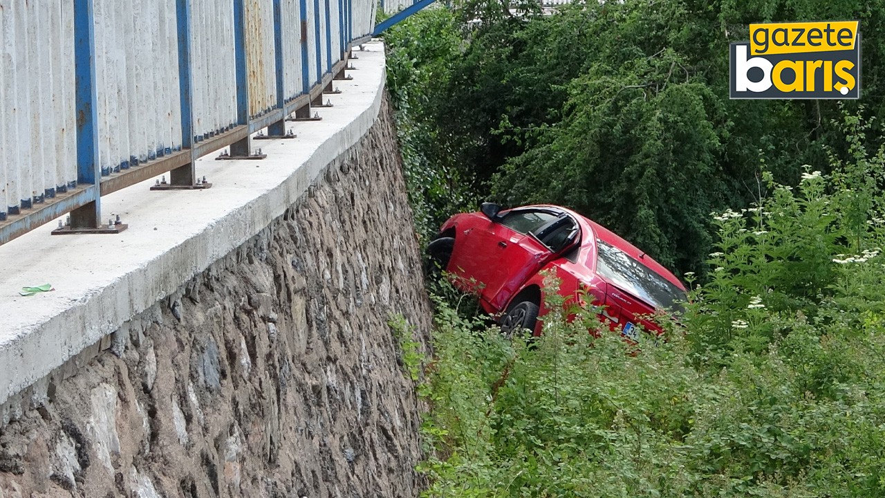 Kocaeli’de otomobil istinat duvarından ağaçlık alana uçtu: Yaralılar var