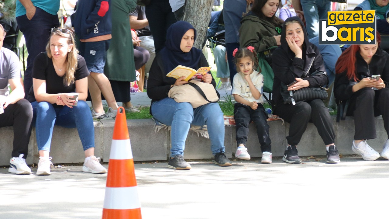 Öğrenciler sınıfta, veliler dışarıda ter döktü