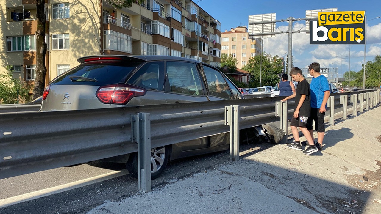Kocaeli’de kontrolden çıkan otomobil bariyerlere çarptı