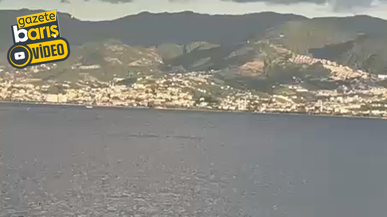Helikopterler yangını söndürmek için İzmit Körfezi’nden su taşıyor