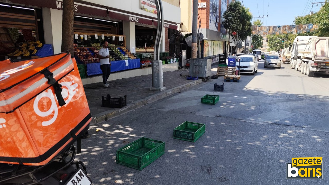 Kaldırımı kapandığı yetmedi yolu da kapattı