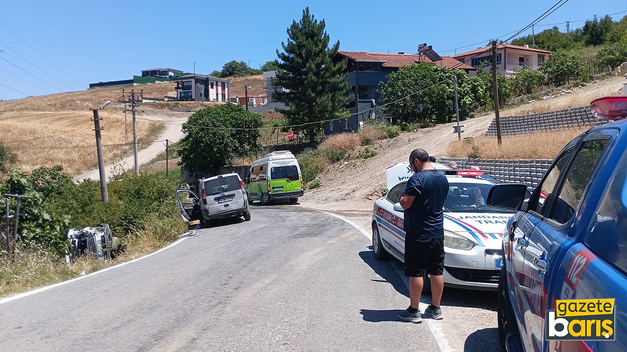 Kocaeli'de minibüs devrildi: 2 kişi yaralandı