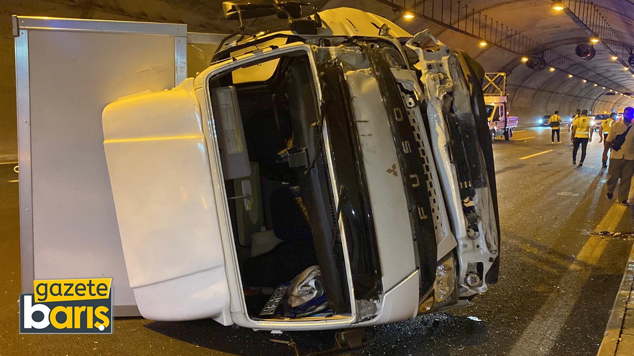 Kocaeli’de kamyon devrildi, otomobil hurdaya döndü