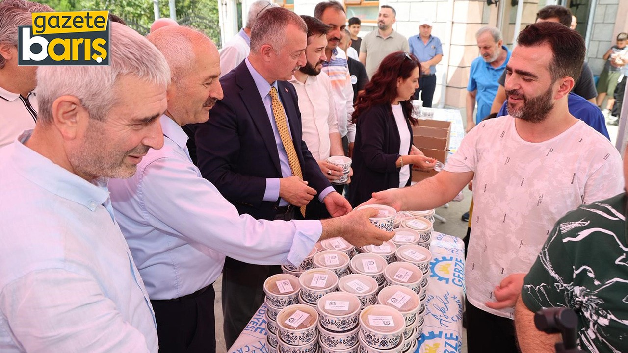 Cuma namazı sonrası aşure dağıtıldı