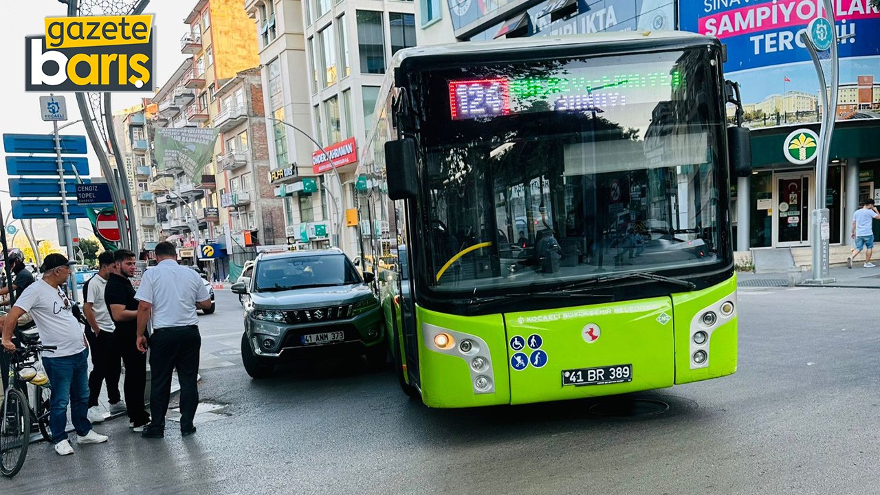 İzmit'teki işlek caddede otobüs ile otomobil çarpıştı