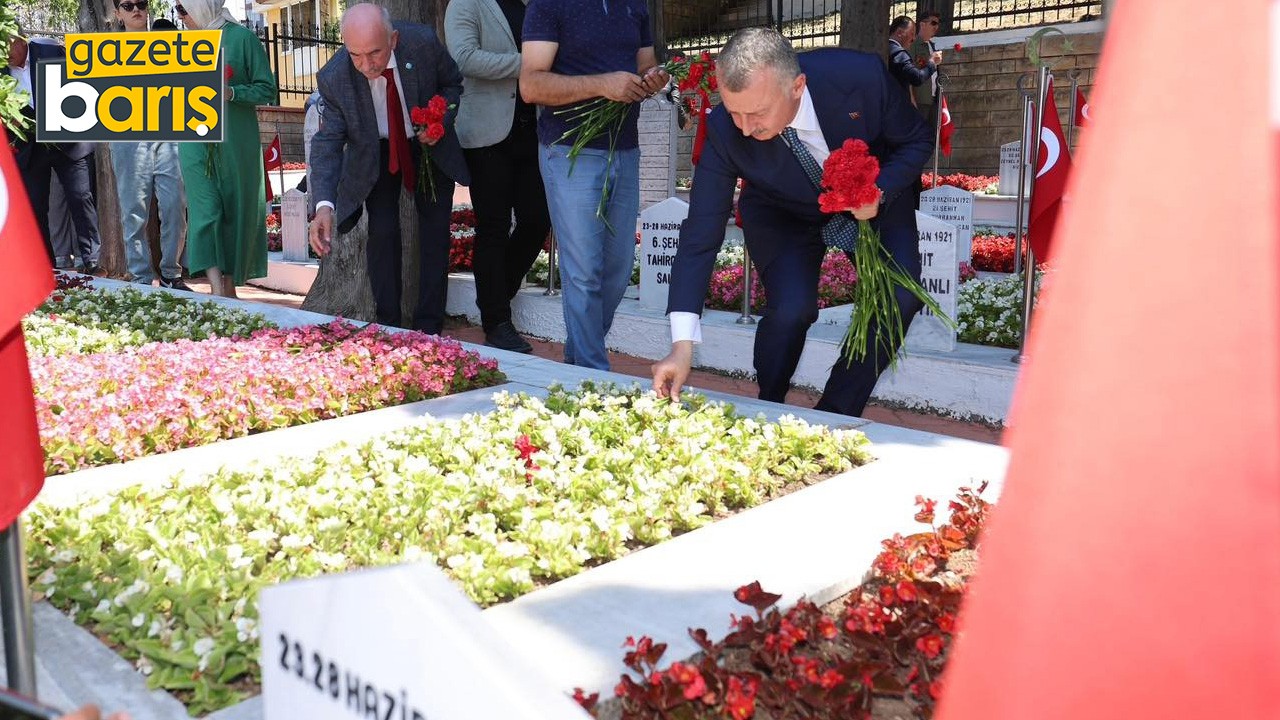 Şehitlerimiz için dua okuyup karanfil bıraktılar
