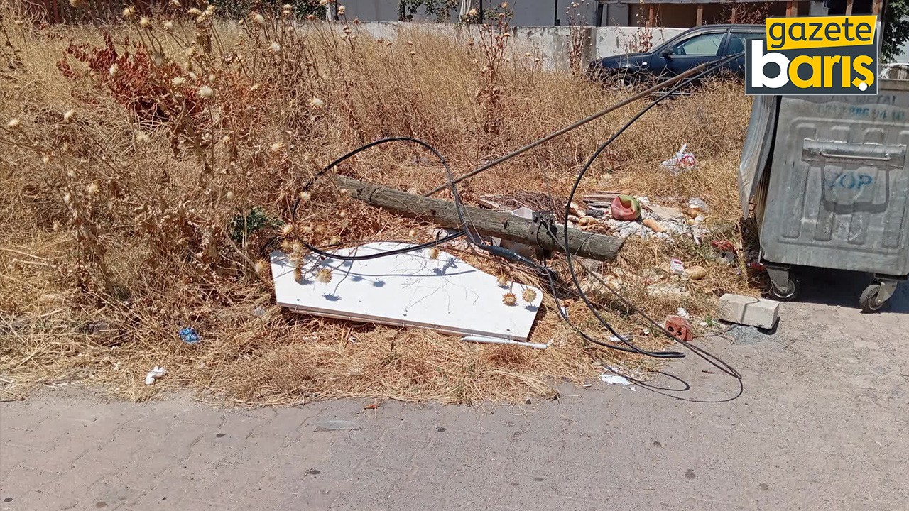 Kocaeli'de Türk Telekom'un direği yıkıldı. Hem tehlike saçıyor hem de internet yok!