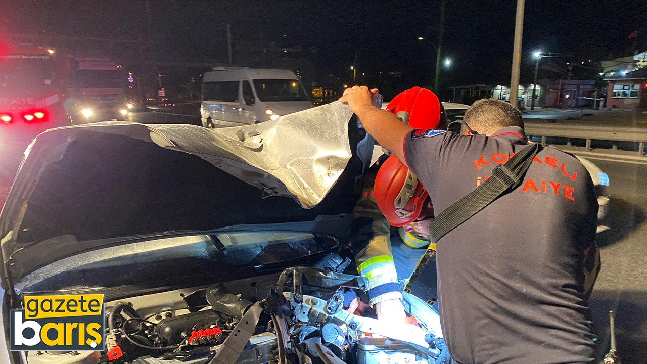 Kocaeli’de otomobil bariyerlere saplandı! Sürücünün burnu bile kanamadı