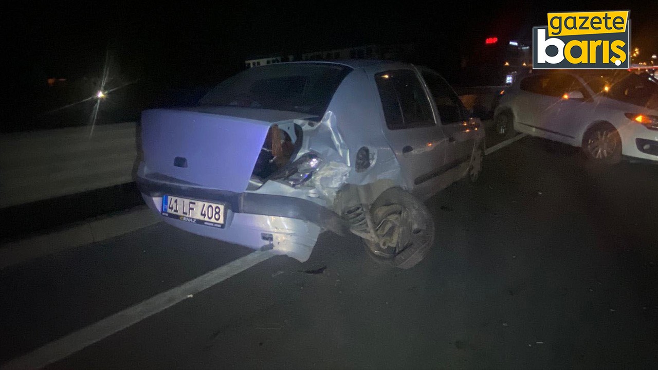İzmit'te iki otomobil çarpıştı