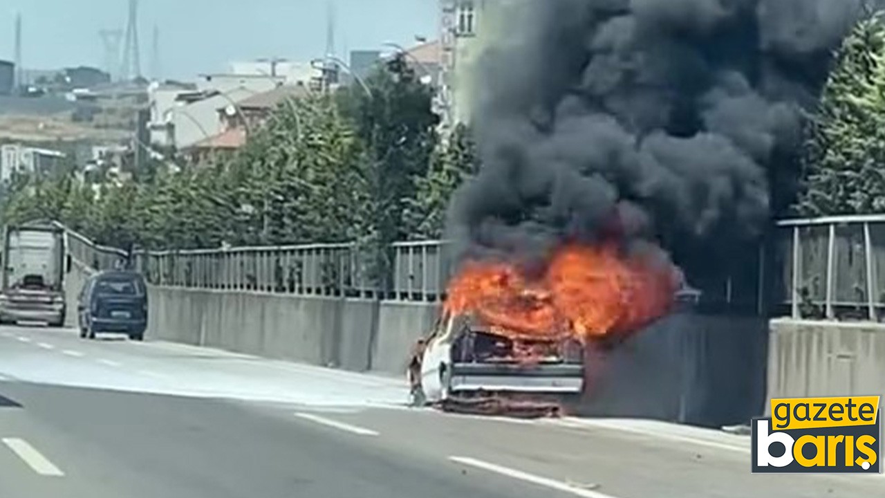 Seyir halindeki otomobil alev alev yandı