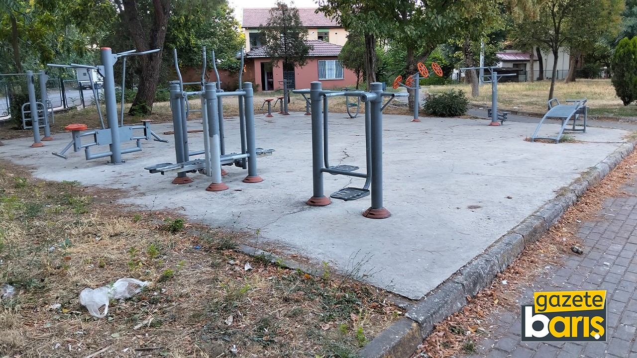 Beton zeminde tehlike! Parkta çocuklar risk altında