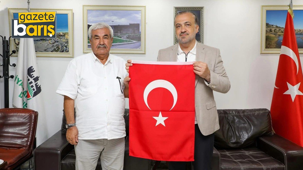 AKP’den Diyarbakırlılara Türk Bayrağı