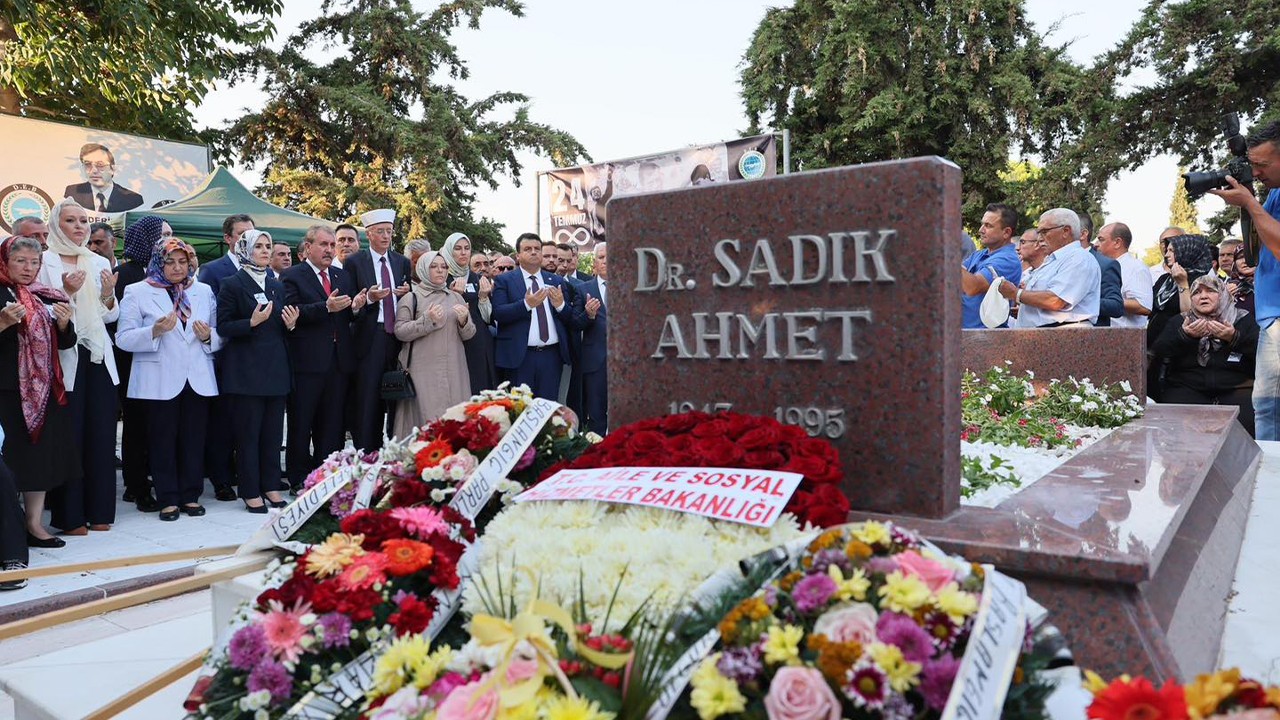 Dr. Sadık Ahmet kabri başında anıldı
