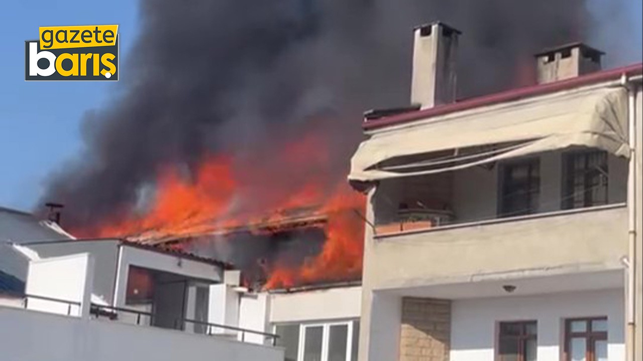 İzmit’te çatı katında korkutan yangın: 2 Kişi mahsur kaldı!