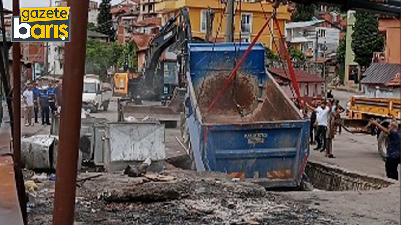 İzmit'te faciadan dönüldü: Beton zemin çöktü, hafriyat kamyonu içine düştü