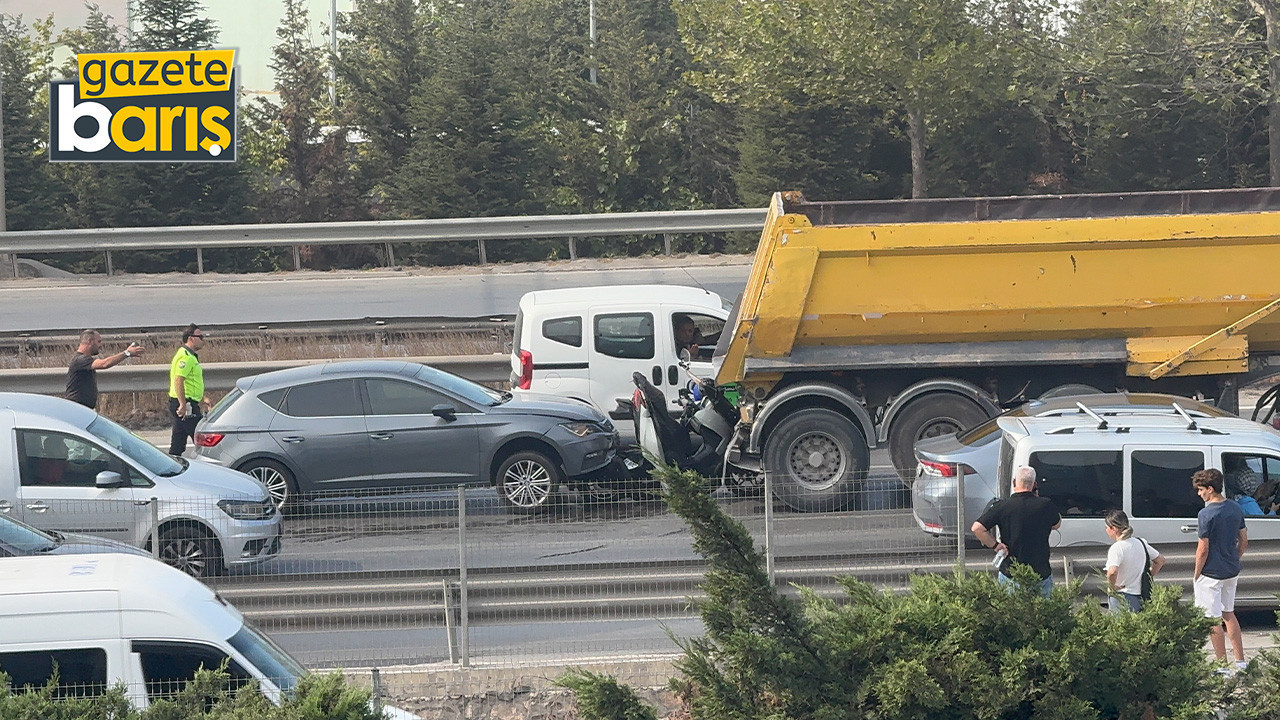 Kocaeli'de feci kaza! Motosiklet kamyonla otomobil arasında sıkıştı