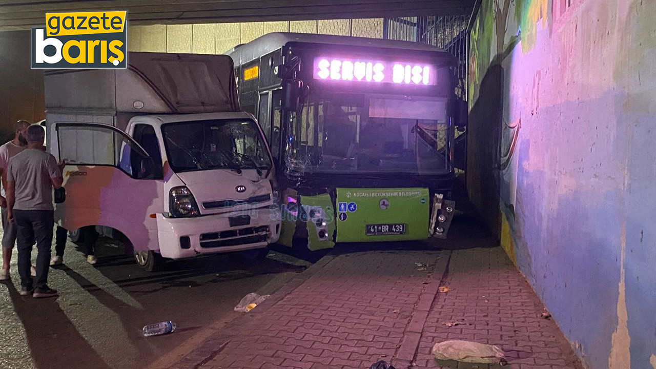 Belediye otobüsü ile kamyonet çarpıştı. 2 yaralı