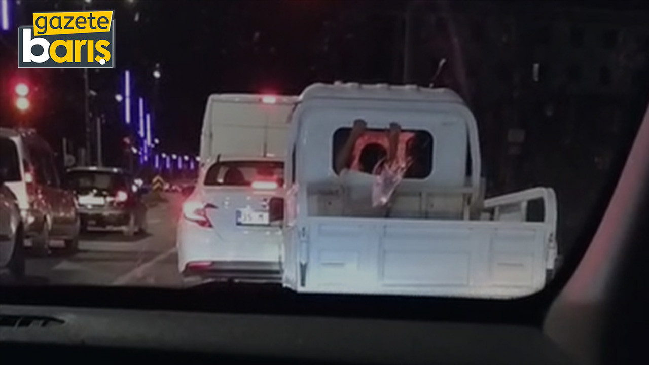 Bu nasıl anne baba? Çocuğu kasaya oturttular!