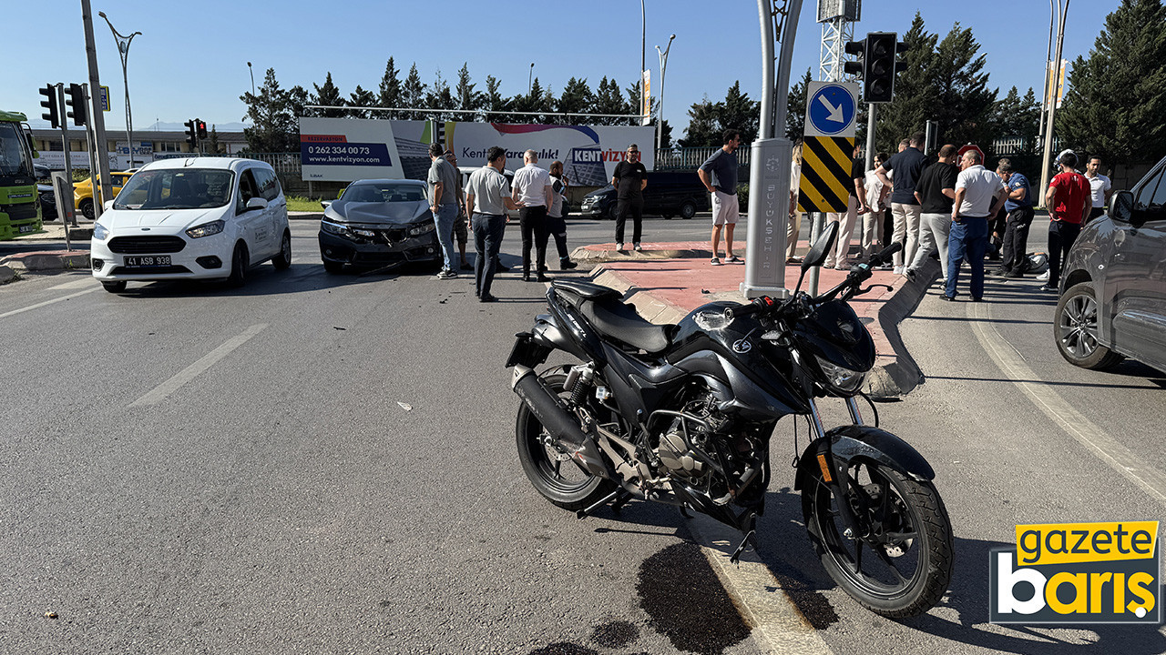 İzmit’te otomobil ile motosiklet çarpıştı: Sürücü yaralandı