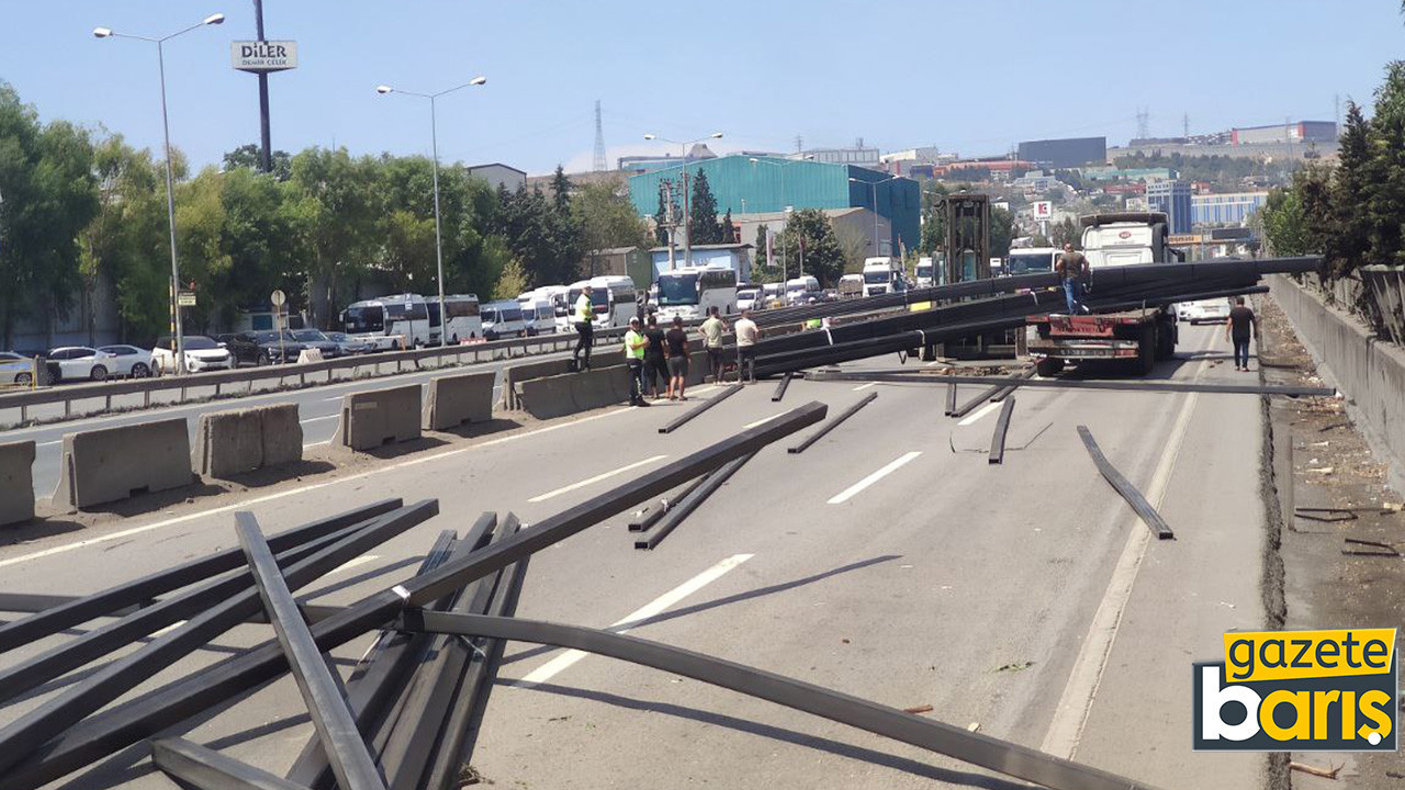 Kocaeli D-100'de tırdan düşen demirler İstanbul’a giden yolu kapadı