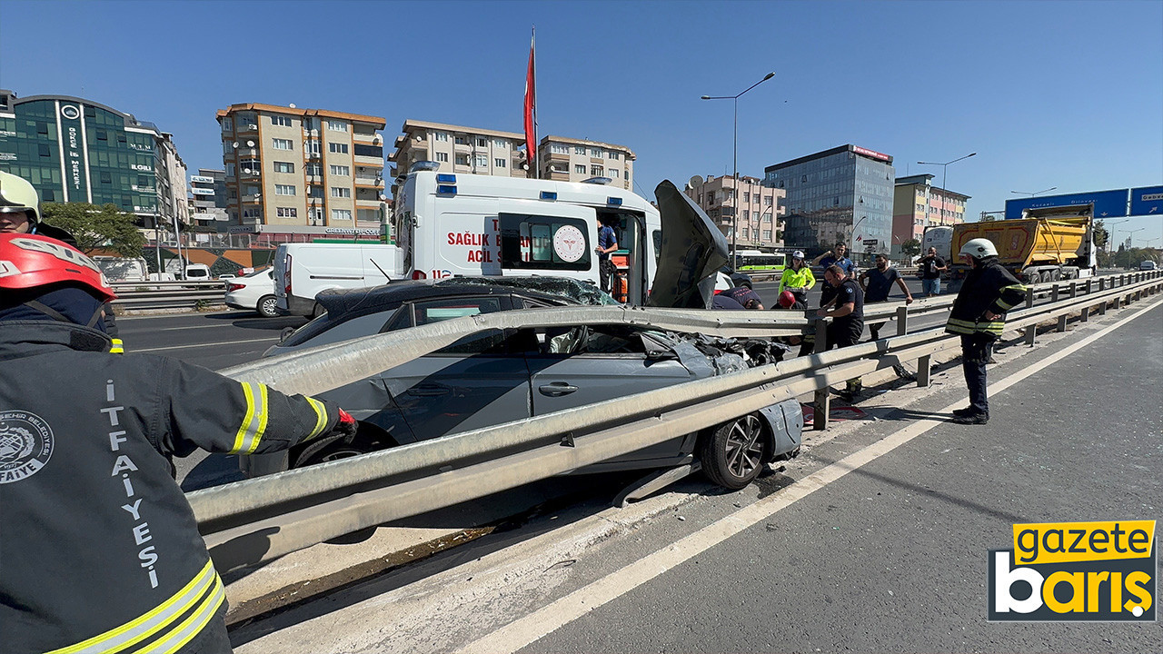 Kocaeli’de feci kaza: Otomobil hafriyat kamyonuna çarptı, 2 yaralı