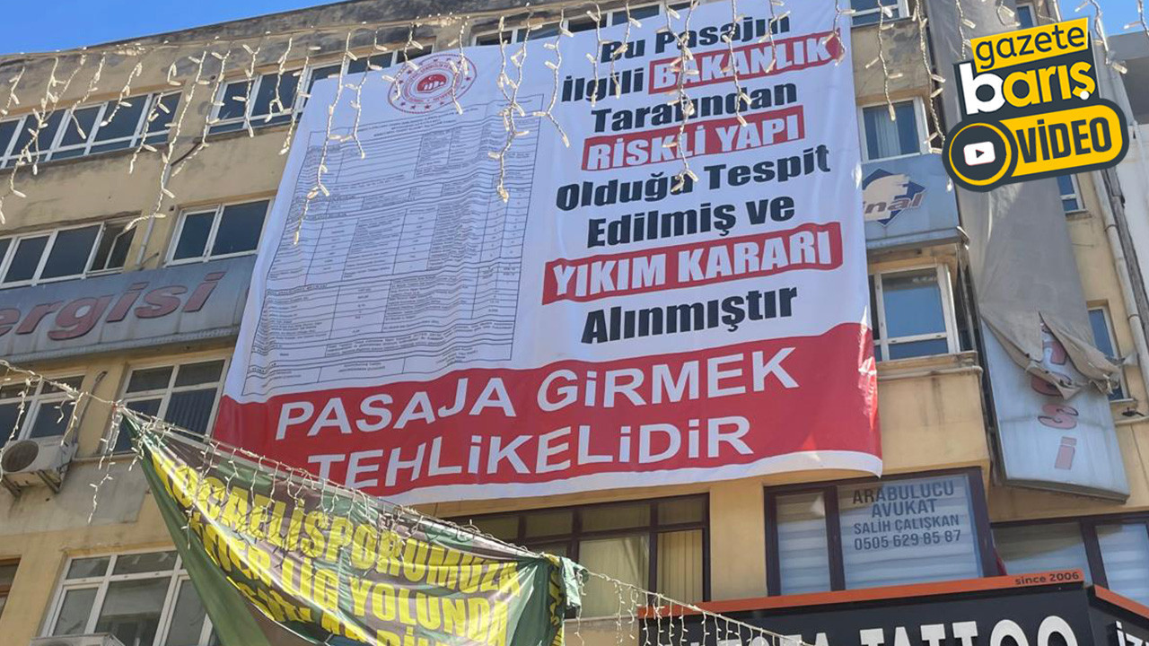 ‘Girmek tehlikelidir!’ Fethiye Caddesi’nde 60 yıllık pasaja dev pankart!