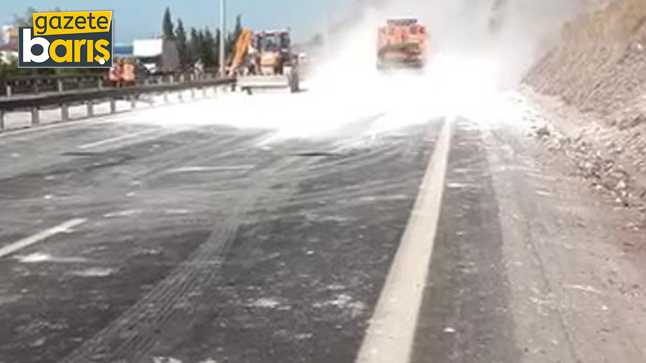 Kocaeli’de mıcır yüklü tır devrildi, İstanbul istikametinde trafik felç oldu