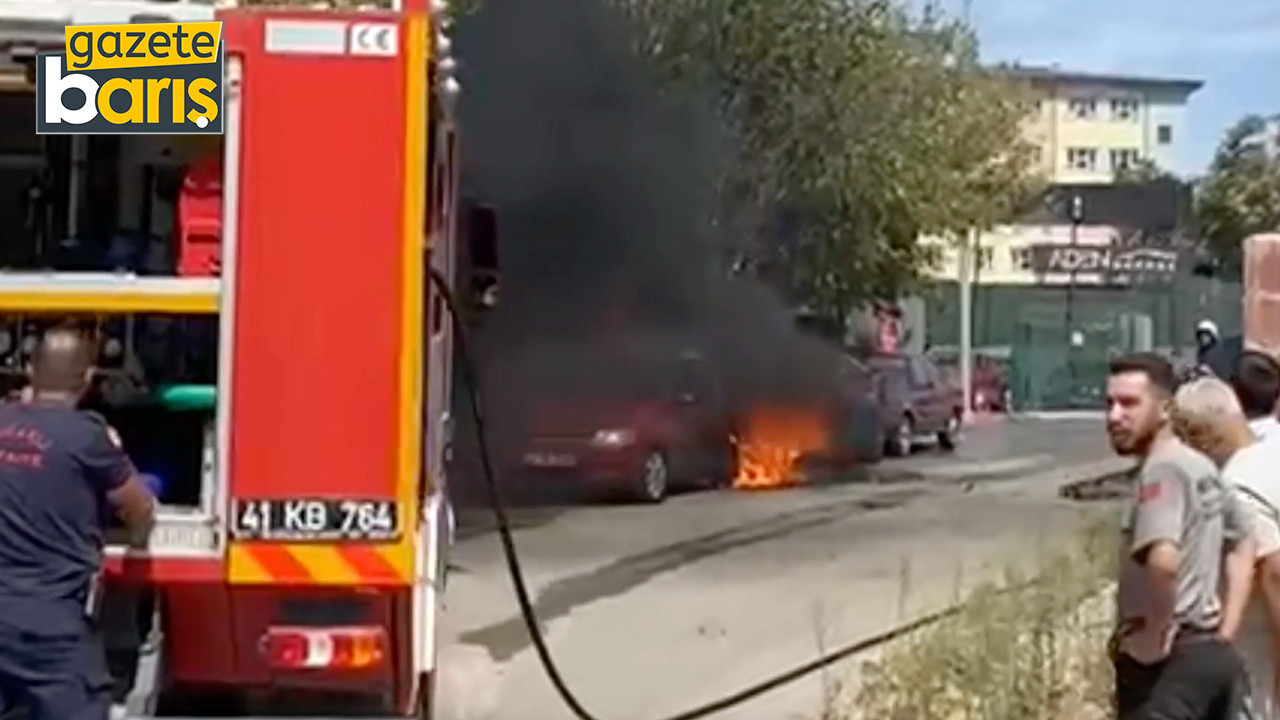 Kocaeli’de iki otomobil alev aldı