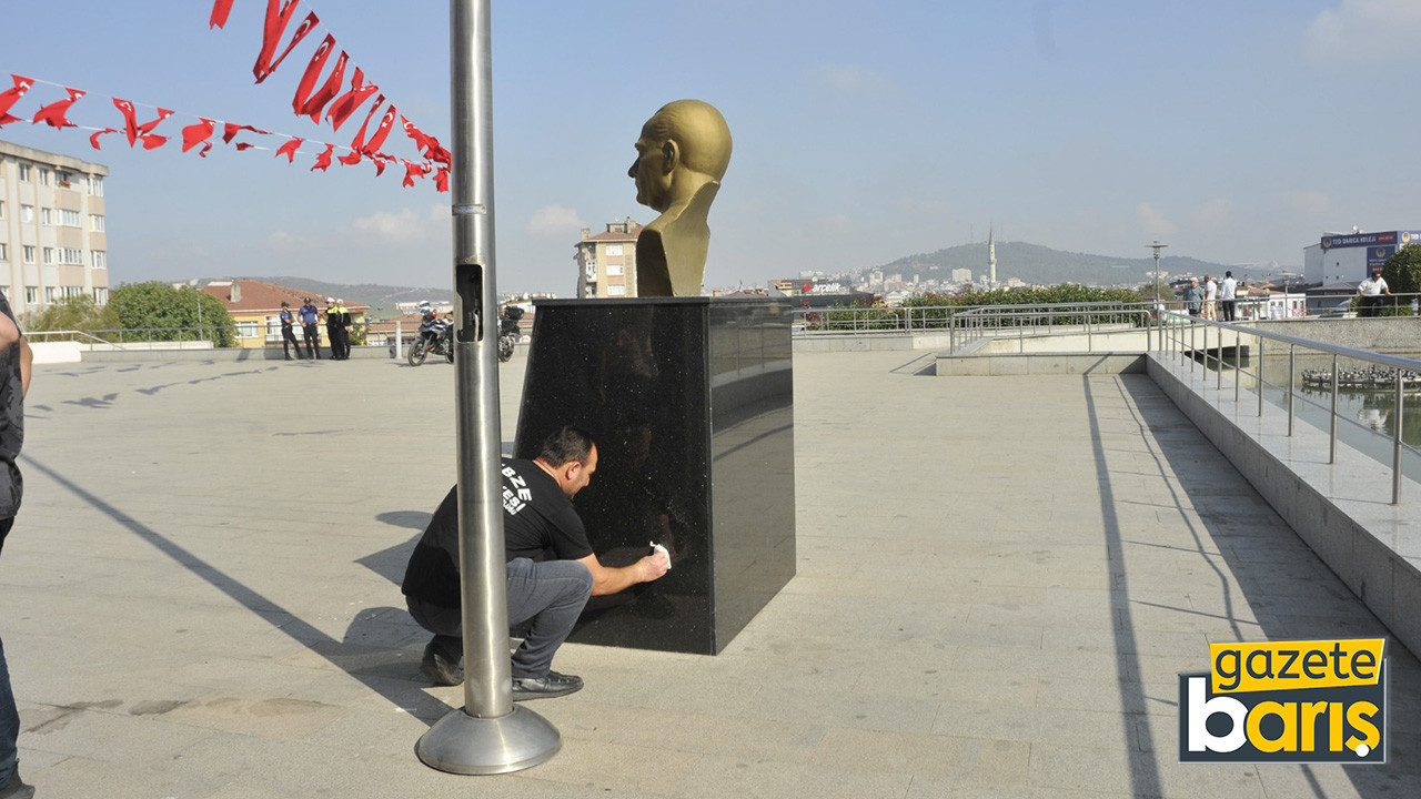 Atatürk heykelini elindeki peçete ile sildi
