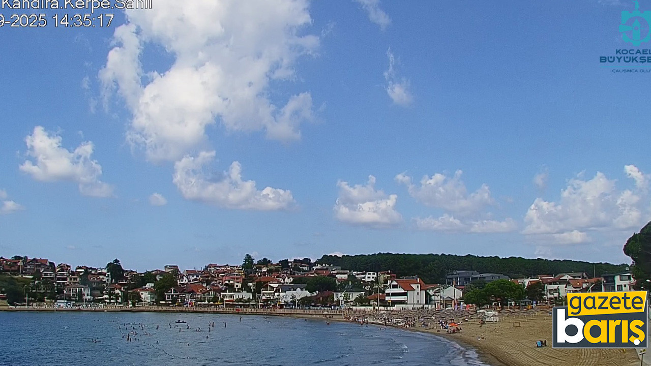 Meteoroloji’nin raporuna rağmen Kandıra’daki plajda denize girdiler!